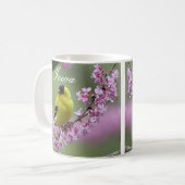 Goldfinch auf Redbud Branch, Iowa Staat Bird Tasse (Vorderseite Links)