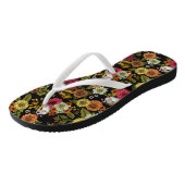 Goldfinken im Garten auf schwarz Badesandalen (Schrägansicht)