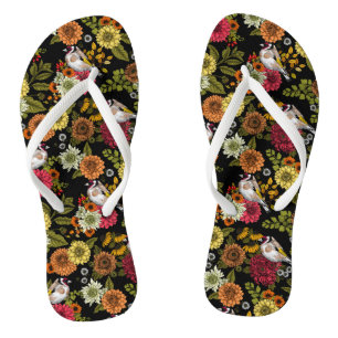 Goldfinken im Garten auf schwarz Badesandalen