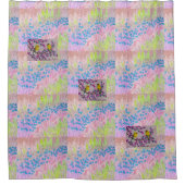 Goldfinken in einem rosa Wiesenduschvorhang Duschvorhang (Vorderseite)