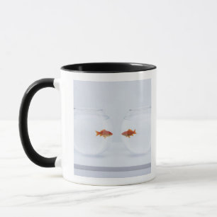 Goldfisch in den unterschiedlichen fishbowls, die tasse