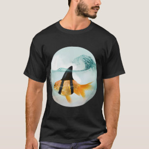 Goldfisch mit einer Haifischflosse, der auf einer  T-Shirt