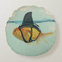 Goldfisch mit einer Haifischflosse