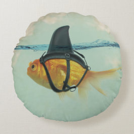 Goldfisch mit einer Haifischflosse Rundes Kissen