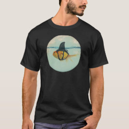 Goldfisch mit einer Haifischflosse T-Shirt