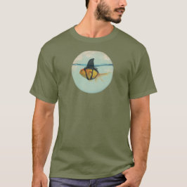 Goldfisch mit einer Haiflossen T-Shirt