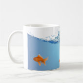 Goldfisch unter Wasseraquarium Kaffeetasse (Links)