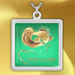 Goldfische auf grüner Folie, Monogramm | Versilberte Kette<br><div class="desc">Grüner Hintergrund mit goldenem Herz,  Text und Goldfisch für Sie,  um Ihren Bedürfnissen gerecht zu werden. Sparen Sie in jedem Gewehr!</div>