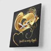 Goldfische auf Monogramm aus schwarzer Folie | Quadratische Wanduhr (Winkel)