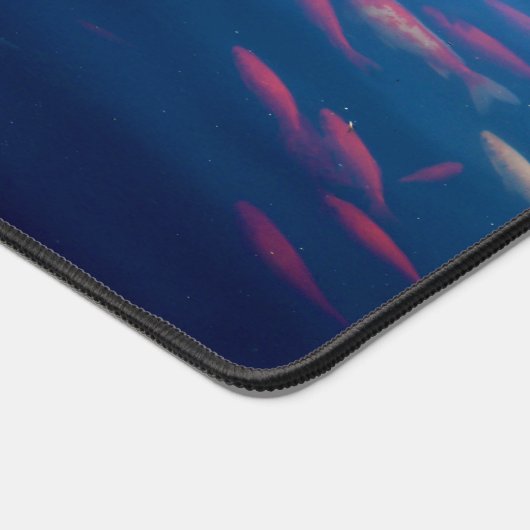 Goldfischschwimmen im Stillteich Schreibtischunterlage (Ecke)