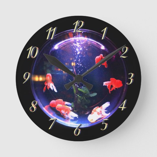 Goldfish in einem Aquarium Runde Wanduhr (Vorderseite)