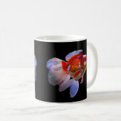 Goldfish mit schwarzem Hintergrund Kaffeetasse (VorderseiteRechts)