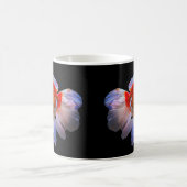 Goldfish mit schwarzem Hintergrund Kaffeetasse (Mittel)