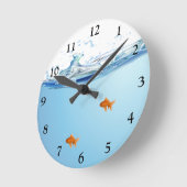 Goldfish unter Wasser Runde Wanduhr (Winkel)