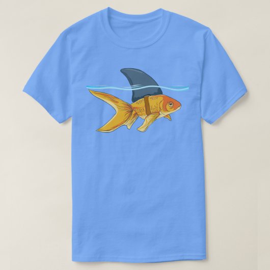 Goldfish with Shark Fin Funny Fish Gift T-Shirt (Design vorne)