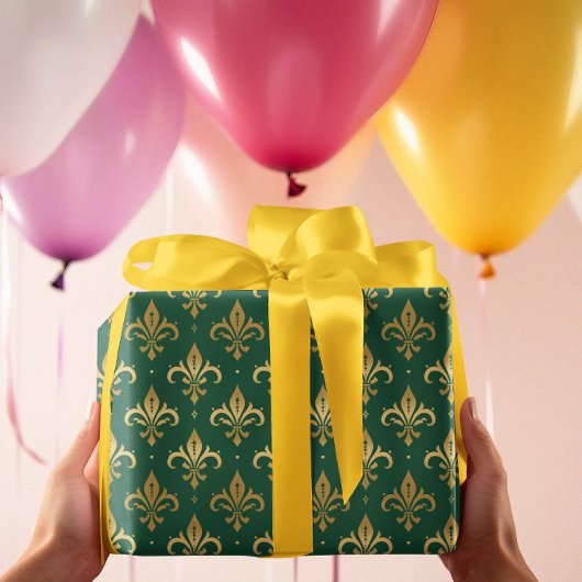 Goldfleur-de-lis-nahtloses Muster auf grün Geschenkpapier