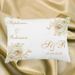 Goldflorale Monogram Logo-Hochzeit Dekokissen<br><div class="desc">Gold Winter florale Monogramm Logo Hochzeitsakzent Kissen. Großartiges Geschenk für frische Weds. Einfache Anpassung der Bräutigamen,  Initialen und Hochzeitstermin. Bestelle noch heute!</div>