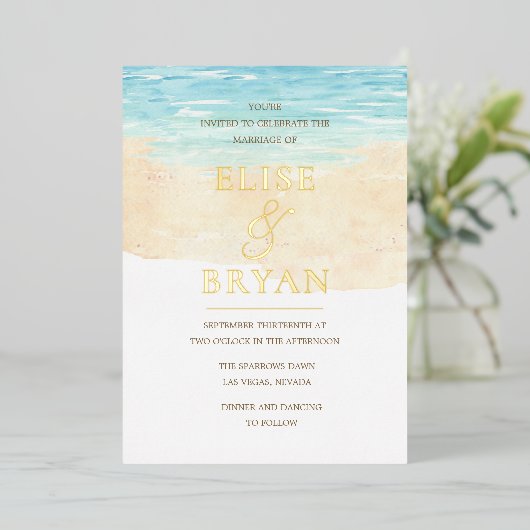 Goldfoil Moderne Hochzeit am Strand Folieneinladung (Stehend vorne)