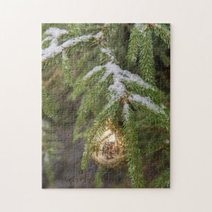 Goldglasweihnachtsverzierung auf immergrünem Baum Puzzle