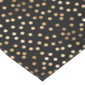GoldGlitzer-Stadt-Punkte auf schwarzem Tischdecke (Schrägansicht)