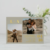 Goldgrün-minimalistische Initialen 2 Fotos Hochzei Folieneinladung (Stehend vorne)