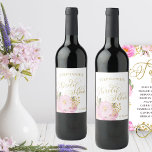 Goldkalligrafie Rosa Brautparty Weinetikett<br><div class="desc">Hübsche personalisierte Flaschenetiketten für Ihr Brautparty. Das Design zeichnet sich durch eine florale Aquarellgestaltung mit rosa und goldenen Blume und eleganter Kalligraphie aus. Die Vorlage ist für Sie Set,  um Ihren Namen und das Brautparty Datum hinzuzufügen. Bitte stöbern Sie in meinem Geschäft nach den entsprechenden Einladungen und Duschvorräten.</div>