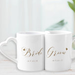 Goldkalligraphie-Braut und Groom-Newlyweds Liebestassen<br><div class="desc">Maßgeschneidertes Kaffee/Tee-Tasse-Set für Braut und Bräutigam mit Goldkalligraphie und Herz mit bearbeitbarem Hochzeitstermin. Dieses personalisierte Set ist ein unvergessliches Hochzeitsgeschenk für die Neuvermählten.</div>