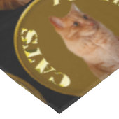 Goldkatzen mit Ingwerkatze, Tischdecke (Schrägansicht)