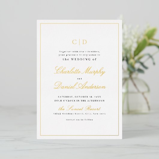 Goldklassische Elegance-Script-Monogram-Hochzeit Folieneinladung (Stehend vorne)