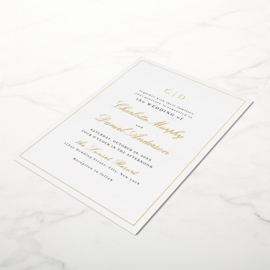 Goldklassische Elegance-Script-Monogram-Hochzeit Folieneinladung (Gedreht)