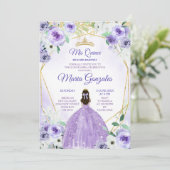 Goldkrone und violette Blumen Quinceañera Einladung (Stehend Vorderseite)