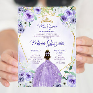 Goldkrone und violette Blumen Quinceañera Einladung