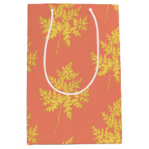 Goldleder auf dem botanischen Korallenmuster