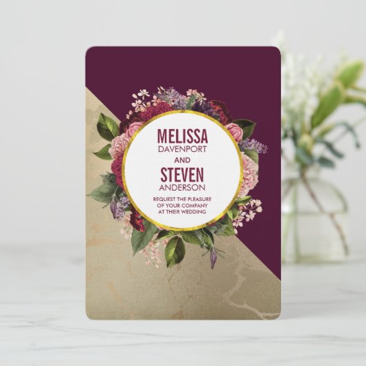 Goldmarmor-Muster und Burgunder-Blumenzehen Einladung (Stehend Vorderseite)