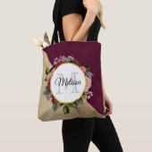 Goldmarmormuster und Burgunder-Floral-Monogramm Tasche (Von Nahem)