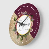 Goldmarmormuster und Burgunderblumenmonogramm Große Wanduhr (Winkel)