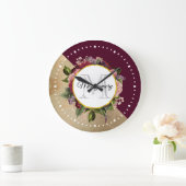Goldmarmormuster und Burgunderblumenmonogramm Große Wanduhr (Zuhause)
