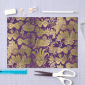 Goldmasquerade-Masken auf Lila Muster Seidenpapier (Handwerk)