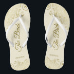 Goldmedaille auf Elfenbein Die Braut Elegante Hoch Badesandalen<br><div class="desc">Tanzen Sie die Nacht mit diesen schönen Hochzeitsflip-Flops. Sie sind für die Braut konzipiert und zeichnen sich durch ein schlichtes und dennoch elegantes Design aus, das mit goldfarbenen Schriftzeichen auf einem elfenbeinfarbenen oder cremefarbenen Hintergrund sowie extravaganten, goldenen Spitzen-Gürteln und Wirbel besticht. Eine schöne Art, extravagant und angemessen bleibe, während Sie...</div>