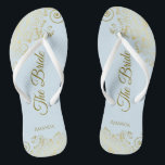 Goldmedaille auf Pulverfarbe Blau Die Braut Elegan Badesandalen<br><div class="desc">Tanzen Sie die Nacht mit diesen schönen Hochzeitsflip-Flops. Sie sind für die Braut konzipiert und zeichnen sich durch ein schlichtes und dennoch elegantes Design aus, das mit goldfarbenen Schriftzeichen auf einem hellpulverblauen Hintergrund und extravaganten goldenen Spitzen-Gürteln und Wirbel besticht. Eine schöne Art, extravagant und angemessen bleibe, während Sie Ihren Füßen...</div>