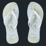 Goldmedaille auf Pulverfarbe Blau Die Braut Elegan Badesandalen<br><div class="desc">Tanzen Sie die Nacht mit diesen schönen Hochzeitsflip-Flops. Sie sind für die Braut konzipiert und zeichnen sich durch ein schlichtes und dennoch elegantes Design aus, das mit goldfarbenen Schriftzeichen auf einem hellpulverblauen Hintergrund und extravaganten goldenen Spitzen-Gürteln und Wirbel besticht. Eine schöne Art, extravagant und angemessen bleibe, während Sie Ihren Füßen...</div>