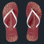 Goldmedaille auf Red Elegante Brautjungfrau Hochze Badesandalen<br><div class="desc">Diese eleganten Hochzeitskippen sind eine großartige Möglichkeit, um Ihren Brautmädchen zu danken und sie zu erkennen und ihnen nach einem langen Tag eine Erholung zu geben. Das schöne Design zeichnet sich durch ein elegantes Design mit goldfarbenen Spitzen-Frills auf einem marmorroten Hintergrund und extravagant goldfarbenen Schriftzeichen aus. Der Text liest Bridesmaid...</div>