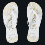 Goldmedaille auf Weiß Die Braut Elegante Hochzeit Badesandalen<br><div class="desc">Tanzen Sie die Nacht mit diesen schönen Hochzeitsflip-Flops. Sie sind für die Braut konzipiert und zeichnen sich durch ein schlichtes, aber elegantes Design aus, mit goldfarbenen Schriftzeichen auf weißem Hintergrund und extravaganten goldenen Spitzen-Gürteln und Wirbel. Eine schöne Art, extravagant und angemessen bleibe, während Sie Ihren Füßen eine Pause nach einem...</div>