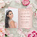 Goldmedaille der Rose Quinceanera Foto Save The Date<br><div class="desc">Ein modernes und elegantes Save the Date für eine Quinceañera. Rose goldener Hintergrund,  mit Rose goldfarben Konfetti dekoriert. Personalisieren und hinzufügen eines Fotos,  Datums und Namens. Der Text: Save the Date wird mit einem angesagten,  handgeschriebenen Style-Skript mit Swashes geschrieben.</div>