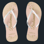 Goldmedaille Elegante Korallenpfirsichkirche Hochz Badesandalen<br><div class="desc">Diese eleganten Hochzeitskippen sind eine großartige Möglichkeit, um Ihren Brautmädchen zu danken und sie zu erkennen und ihnen nach einem langen Tag eine Erholung zu geben. Das schöne Design zeichnet sich durch ein elegantes Design mit goldfarbenen Spitzen-Frills auf einem blassorangen oder korallenpfirsichfarbenen Hintergrund und extravaganten goldfarbenen Schriftzeichen aus. Der Text...</div>