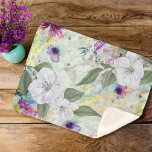 Goldmedaille grün Vintag florale Aquarellfarben Ch Sherpadecke<br><div class="desc">Bleibe dich warm an und kuschle dich auf deinem Sofa mit dieser schönen, romantischen, Vintagen, blumengeschmückten Sherpa-Decke. Weiße, lila und blaue Aquarellfarben überlagern das goldene Drehbuch auf einem prächtigen, sanft hellen Meeresblau mit goldfarbenem Hintergrund. Erhältlich in 2 Größen: klein (30"x40") und mittel (50"x60"). WICHTIG: Wählen Sie nicht die große Größe....</div>
