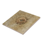 Goldmetallische Blume auf Beige Fliese (Seite)