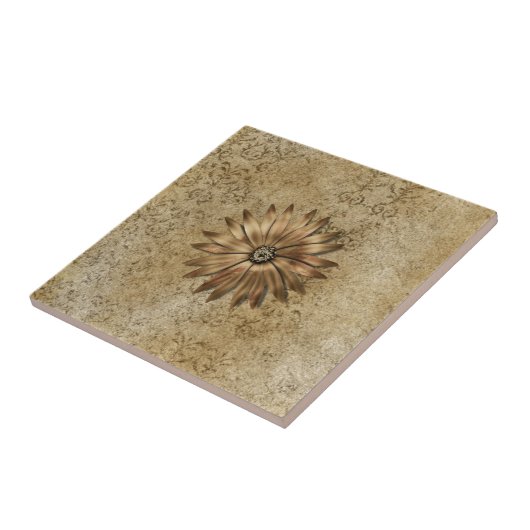 Goldmetallische Blume auf Beige Fliese (Seite)