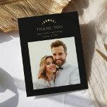 Goldmondhochzeit Dankeskarte<br><div class="desc">Mit den "Gold Moon Wedding Dankes Cards" bedanken Sie sich für Ihr Set, das Sie auf einem tiefen und bezaubernden schwarzen Hintergrund genießen können. Der goldene Halbmond und ein individualisierbares Foto des Ehepaares nehmen die zentrale Bühne ein, symbolisieren Dankbarkeit und werfen ein Himmelslicht gegen die Mitternacht-Leinwand, die den Zauber Ihres...</div>