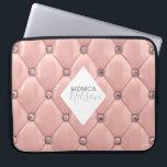 Goldmonogramm aus gehobener Rose Laptopschutzhülle<br><div class="desc">Unsere "luxuriös getuftete" Kollektion besticht durch wunderschöne Rose mit goldgelben und goldgearbeiteten Hintergründen mit Rhinestones. In der Mitte befindet sich ein Platzhalter für die Rautenform für Monogramm und Geschäftsinformationen in verschiedenen Farben. Karo in unserem Shop für weitere ergänzende Artikel aus dieser Kollektion.</div>